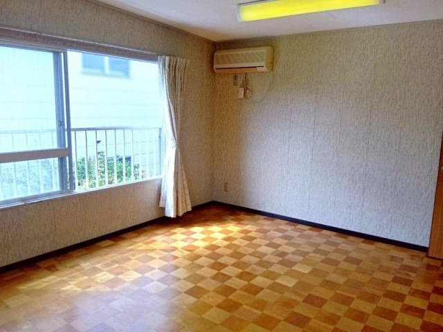 高知市愛宕町３丁目　中古一戸建ての洋室|大きな窓から光が差し込む、明るい洋室