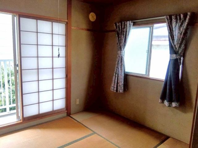 高知市愛宕町３丁目　中古一戸建ての和室|二面採光で明るく、自然の風が心地よく通り抜けます。