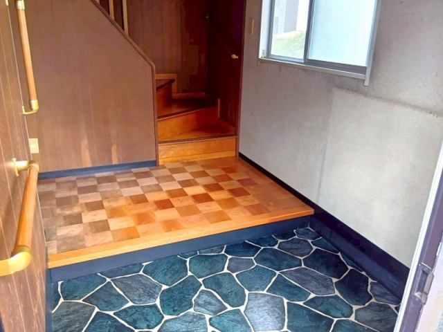 高知市愛宕町３丁目　中古一戸建ての玄関|明るく開放的な玄関で、気持ちよくお出迎え