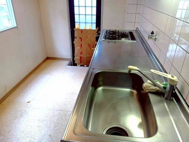 高知市愛宕町３丁目　中古一戸建てのキッチン|広々ワークトップで調理スペースゆったり♪家事効率UP