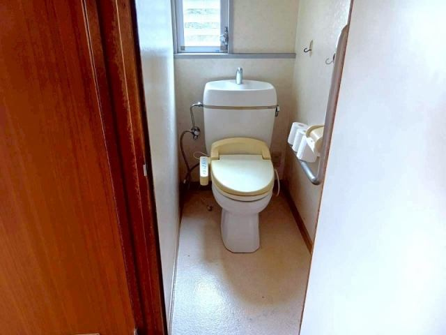 高知市愛宕町３丁目　中古一戸建てのトイレ|窓付きで換気◎清潔を保ちやすいトイレ