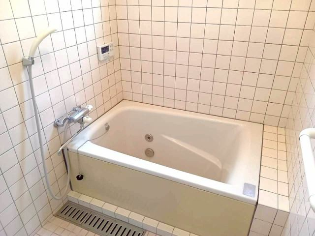高知市愛宕町３丁目　中古一戸建ての浴室|白タイル×明るい浴室で清潔感◎