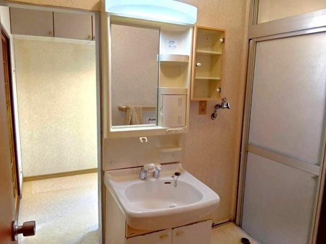高知市愛宕町３丁目　中古一戸建ての独立洗面台|収納付き洗面台でスッキリ快適