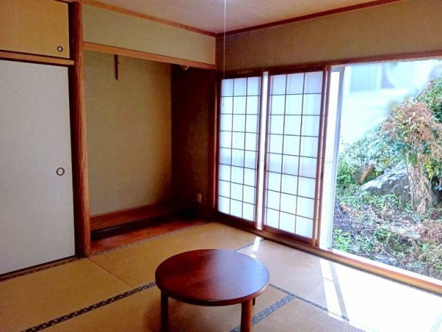 高知市愛宕町３丁目　中古一戸建ての和室|庭とつながる癒しの和室