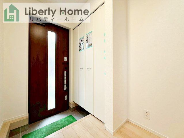 土浦市小岩田東第4　新築戸建　1号棟の玄関