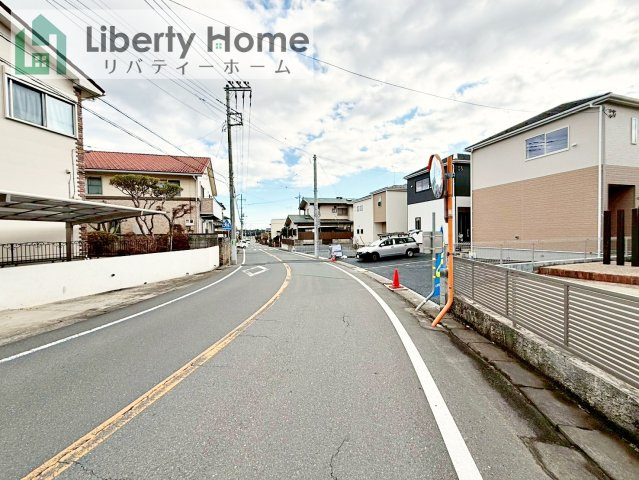 土浦市小岩田東第4　新築戸建　1号棟の前面道路含む現地写真