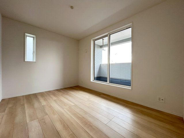 クワイエ　一宮市三条第6　全4区画分譲の寝室|全居室にたっぷり収納できる大型収納を設置。窓ガラスは、断熱性能や結露防止効果の高いペアガラスを採用！
高い断熱性と共にガラス面の結露対策にも効果を発揮し湿気によるカビの発生を抑止します。