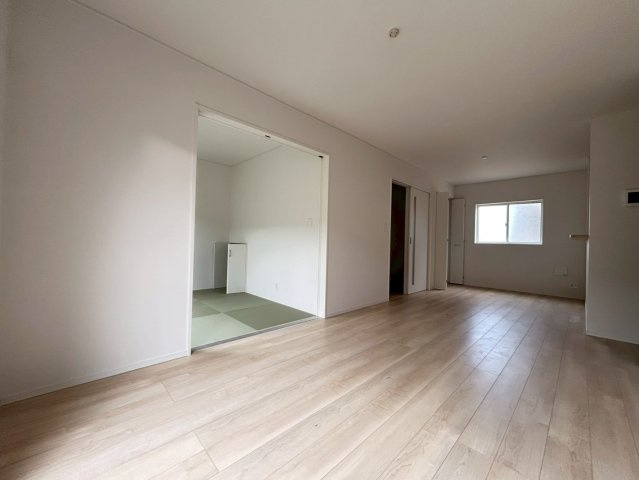 クワイエ　一宮市三条第6　全4区画分譲の居間・リビング|フローリング材は木目調でナチュラルな美しさ。様々な傷やクラックの発生を大幅に抑える特殊加工済みです。
床材に受ける様々な傷や、温度・湿度変化によるクラックの発生を大幅に抑える特殊加工を施工済み。