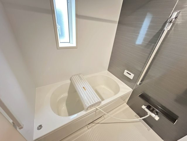 クワイエ　一宮市三条第6　全4区画分譲の浴室|保温浴槽使用で４時間たっても浴槽の湯温低下はわずか約2.5度の省エネ仕様です。【暖房換気乾燥機】付き！
サイドブロー機能を備えた省エネ衣類乾燥機です。窓付きの明るく清潔な空間でゆったりバスタイムを！