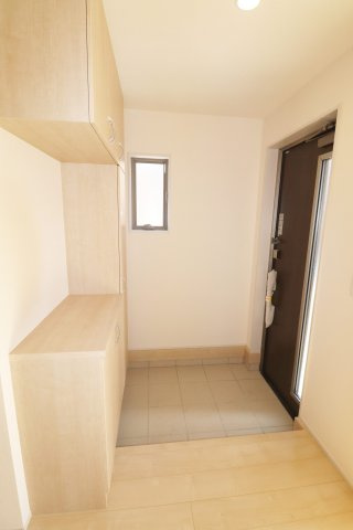 須賀川市森宿字安積田　　　　6号棟　　　西袋第1小学校、西袋中学区　の玄関