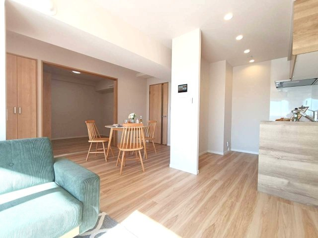 サーパス三郷のエントランス|建物の内部です