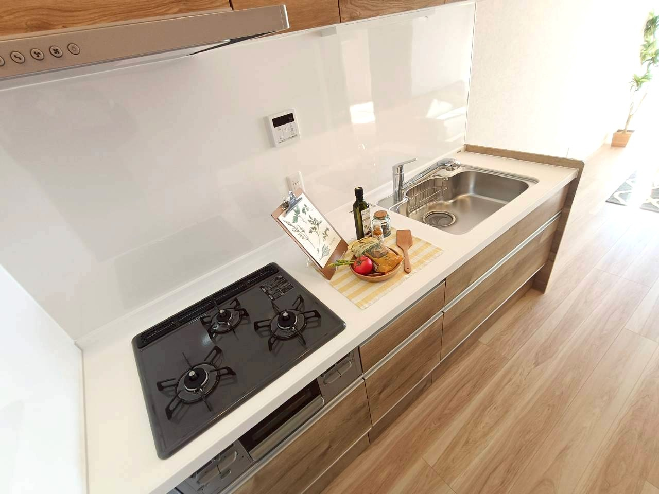 サーパス三郷のエントランス|建物の内部です