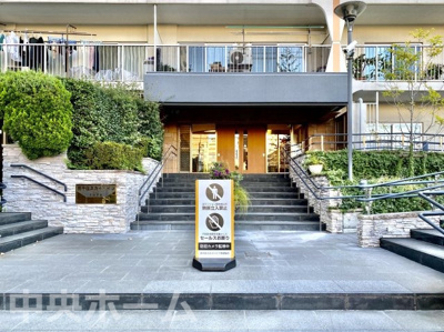 【エントランス】 | 南千住スカイハイツ | 【エントランス】マンションのエントランスは、その物件の印象を決める、顔とも言える場所です。毎日通る場所ですからきれいなのが一番です。エントランス内はオートロックですので暮らしの安全も確保されています。