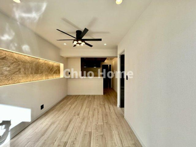 【キッチン】 | 南千住スカイハイツ | 視界に広がりを生むオープンなキッチン。料理や片付けをしながら、家族との会話を楽しんだり、リビングで遊ぶ子どもを見守れます。ご見学時には家具の配置などもイメージしながらぜひご覧になって見て下さい。