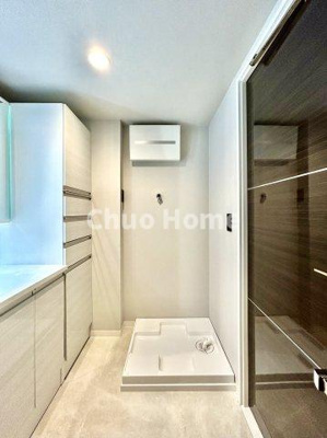 【ランドリースペース】 | 南千住スカイハイツ | 【ランドリースペース】担当者がスケールを持ち歩いておりますので、ご見学時には現在お使いの洗濯機などがきちんと収まるかなどもチェックして下さい。見学前に測っておくと非常に便利だと思います。