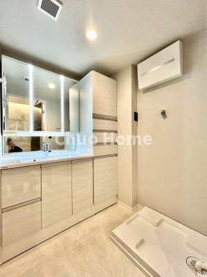 【脱衣所】 | 南千住スカイハイツ | 【洗面所】明るい洗面所は朝をすっきりさせてくれる空間です。バタバタしている忙しい朝でも収納が多い洗面台では短い時間で効率良く支度ができます。