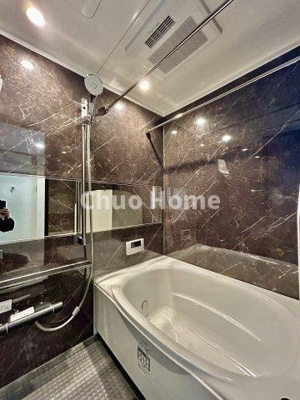 【浴室】 | 南千住スカイハイツ | 【バスルーム】暖房換気乾燥機付きシステムバスルーム。暖房・冷風・換気・乾燥など、毎日を快適に過ごせるうれしい機能が揃っています。雨の日の洗濯物も安心です。