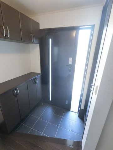 宮野木町S邸貸戸建ての玄関