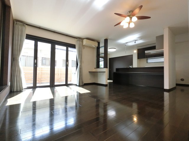 宮野木町S邸貸戸建ての居間・リビング