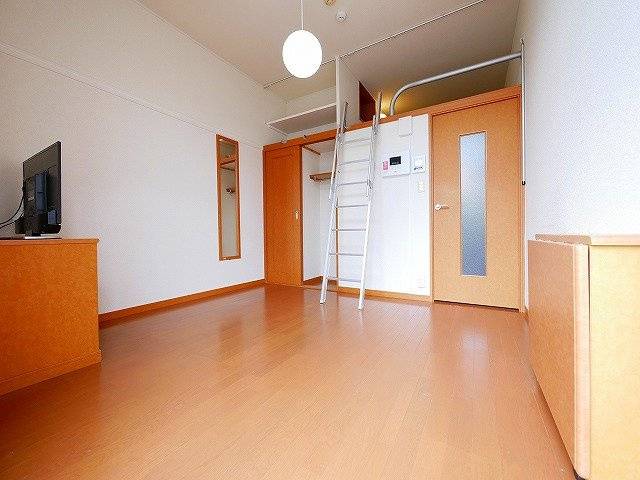 レオパレススナッグ　ビラの内装|こちらの居間で趣味の時間をお楽しみください