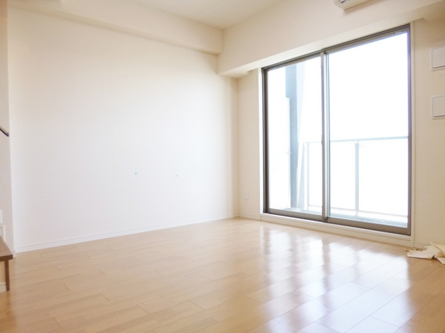 エスティメゾン王子の寝室|窓からは光が入り明るいです