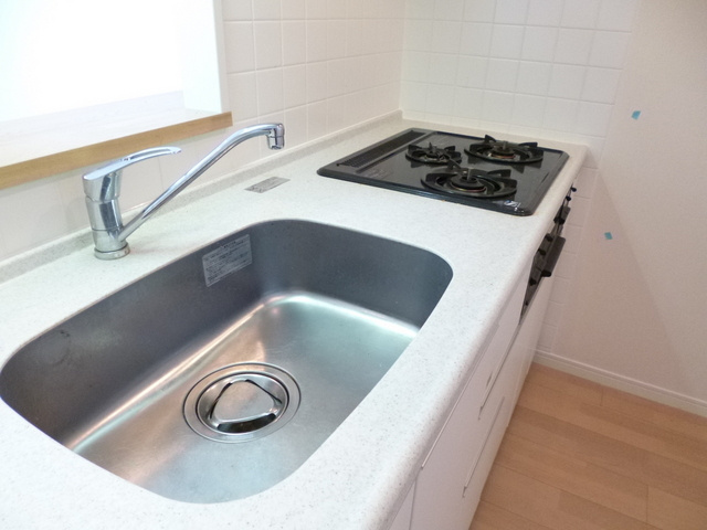 エスティメゾン王子のキッチン|キッチンは三口ガスコンロ、グリル付きのシステムキッチンです