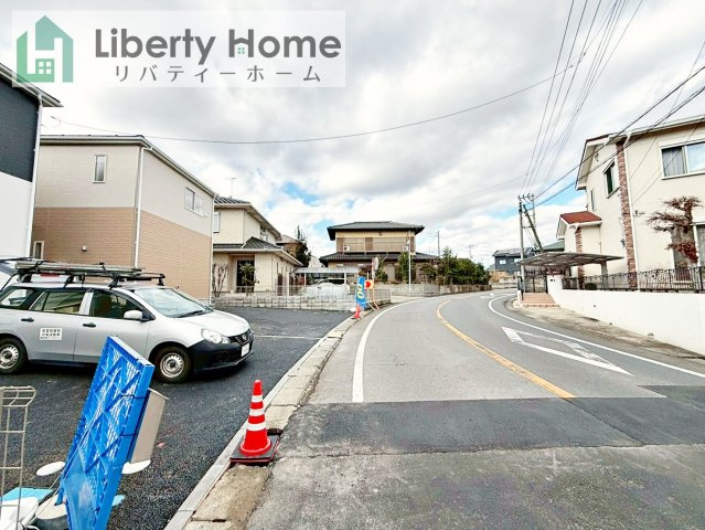 土浦市小岩田東第4　新築戸建　2号棟の前面道路含む現地写真