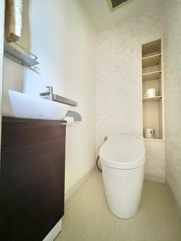 ブライトタウン浅田のトイレ|清潔感のあるトイレ！収納もあり、スッキリとシンプルな空間にすることができます。
