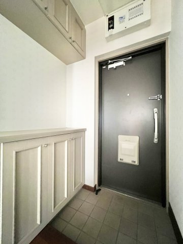 ブライトタウン浅田の玄関|落ち着きのある玄関ドア。
