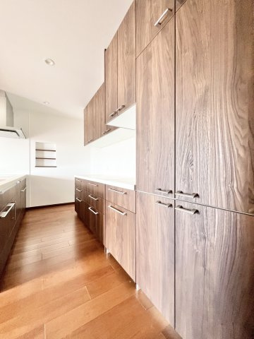 ブライトタウン浅田のキッチン|キッチン背面には、カップボードが付いているので、あとで食器棚を買い足す必要がありません！
