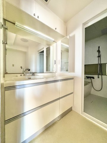 ブライトタウン浅田の独立洗面台|ゆとりのある洗面室！2人で使っても狭さを感じさせません！
