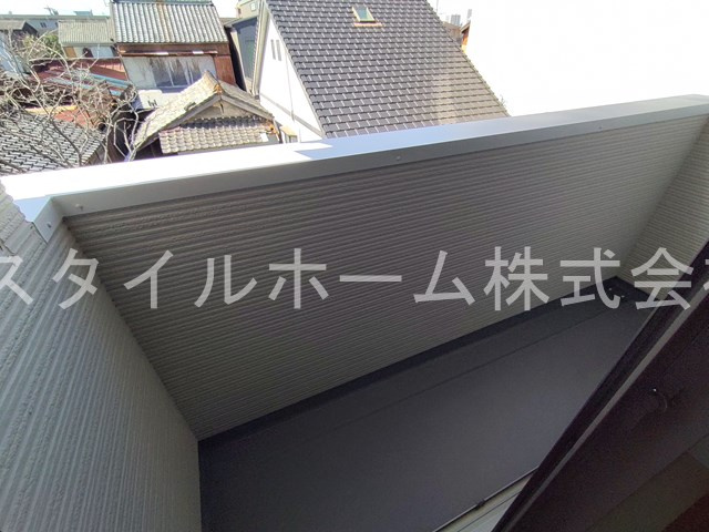 瓦のバルコニー