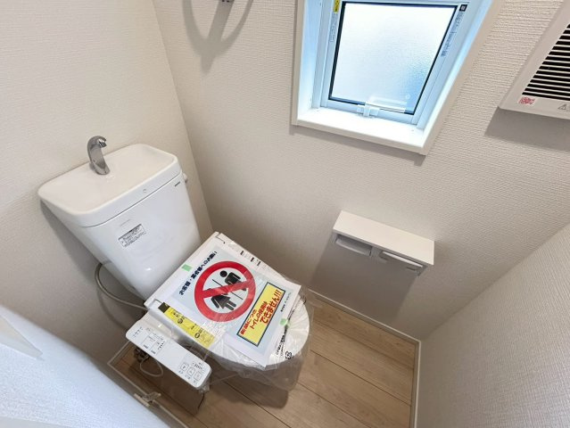 クワイエ　一宮市三条第6　全4区画分譲のトイレ|超表面平滑加工とイオンパワーの「セフィオンテクト」加工で、汚れが付きにくく落ちやすい仕様のトイレです。
またツイントルネード洗浄で少ない水でも前方の返し部分から後方部までしっかり洗浄できます！