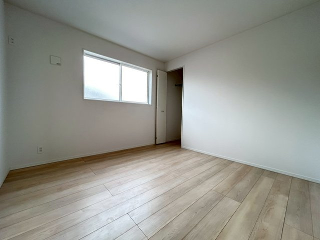 クワイエ　一宮市三条第6　全4区画分譲の寝室|全居室にたっぷり収納できる大型収納を設置。窓ガラスは、断熱性能や結露防止効果の高いペアガラスを採用！
高い断熱性と共にガラス面の結露対策にも効果を発揮し湿気によるカビの発生を抑止します。