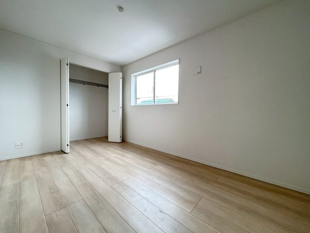 クワイエ　一宮市三条第6　全4区画分譲の洋室|建具やクロスなどをトータルデザインでコーディネートしており、室内に落ち着きと安らぎを与えてくれます。
全居室収納付き！寝室やお子様のお部屋がスッキリ片付きます。