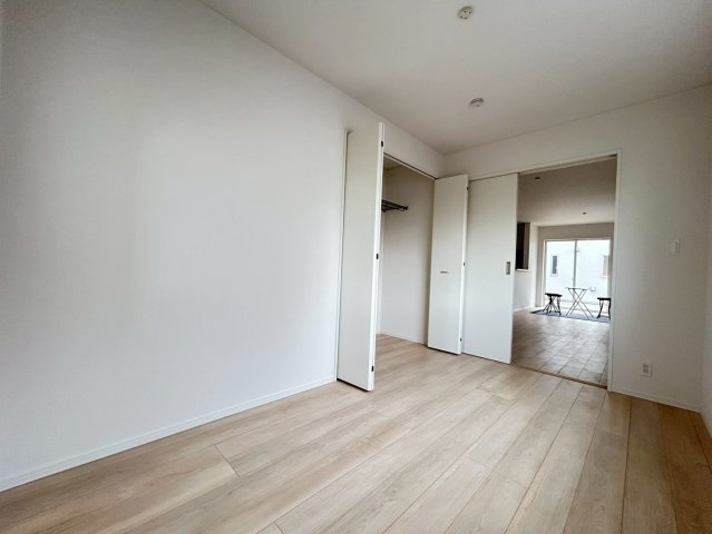 クワイエ　一宮市三条第6　全4区画分譲の洋室|建具やクロスなどをトータルデザインでコーディネートしており、室内に落ち着きと安らぎを与えてくれます。
全居室収納付き！寝室やお子様のお部屋がスッキリ片付きます。