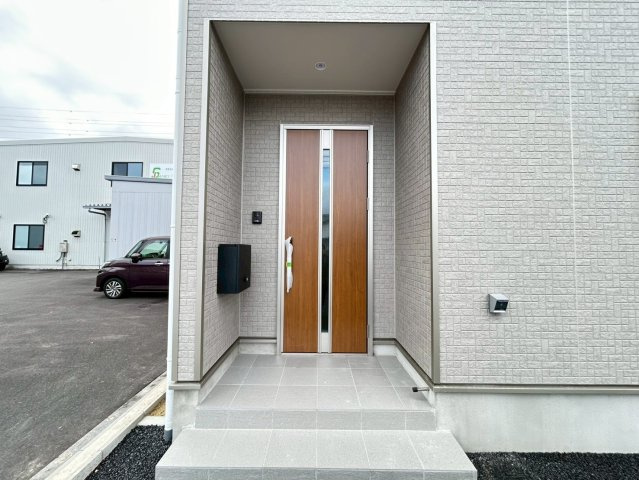 クワイエ　一宮市三条第6　全4区画分譲の玄関|玄関ドアの取手ハンドル部分にセンサーがついて、カードタイプ・シールタイプのキーで施錠が可能で便利です。
お買い物の荷物で手が塞がっていても、楽々開錠できます。毎日の外出前の時間も短縮されて快適です！