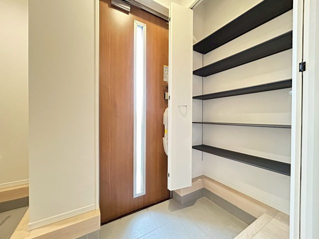 クワイエ　一宮市三条第6　全4区画分譲の玄関|大容量のシューズ収納付きで玄関周りもすっきり！玄関ドアからの光が玄関ホールを明るくしてくれます。