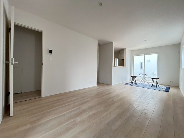 クワイエ　一宮市三条第6　全4区画分譲の居間・リビング|フローリング材は木目調でナチュラルな美しさ。様々な傷やクラックの発生を大幅に抑える特殊加工済みです。
床材に受ける様々な傷や、温度・湿度変化によるクラックの発生を大幅に抑える特殊加工を施工済み。