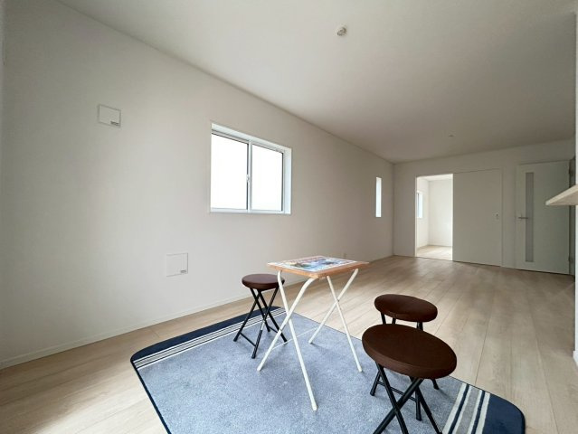 クワイエ　一宮市三条第6　全4区画分譲の居間・リビング|フローリング材は木目調でナチュラルな美しさ。様々な傷やクラックの発生を大幅に抑える特殊加工済みです。
床材に受ける様々な傷や、温度・湿度変化によるクラックの発生を大幅に抑える特殊加工を施工済み。