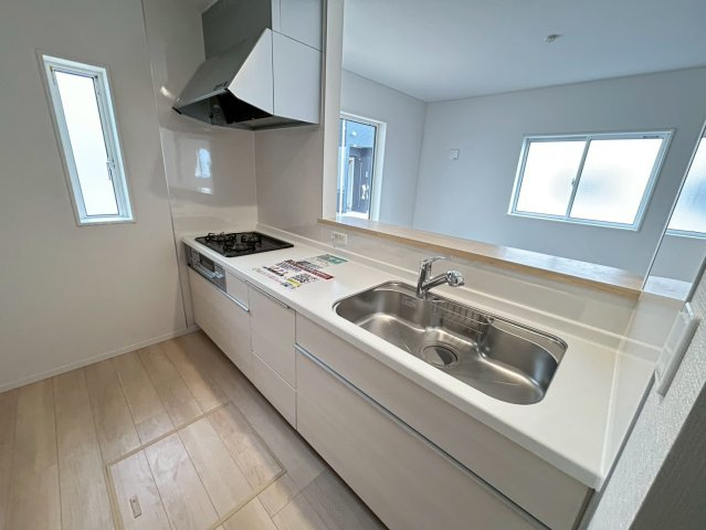 クワイエ　一宮市三条第6　全4区画分譲のキッチン|お手入れがラクなステンレスをワークスペース部分トップに使用した、機能的で美しいシステムキッチンです。
浄水器組込み水栓でシンクまわりがスッキリ広々お使いいただけます。フラットな造りでお掃除も楽々です。