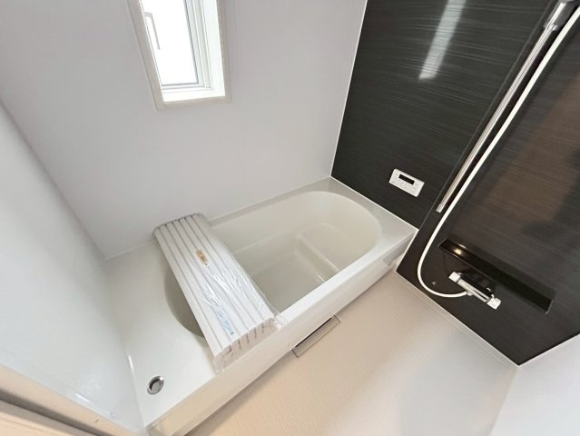 クワイエ　一宮市三条第6　全4区画分譲の浴室|保温浴槽使用で４時間たっても浴槽の湯温低下はわずか約2.5度の省エネ仕様です。【暖房換気乾燥機】付き！
サイドブロー機能を備えた省エネ衣類乾燥機です。窓付きの明るく清潔な空間でゆったりバスタイムを！