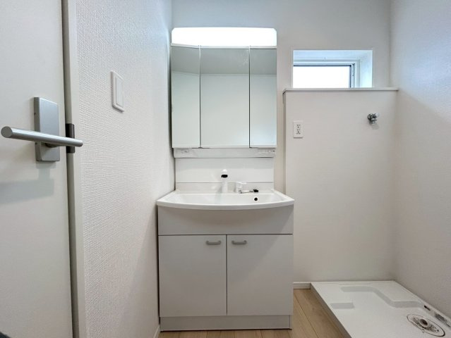 クワイエ　一宮市三条第6　全4区画分譲の独立洗面台|床材に受ける様々な傷や、温度・湿度変化による、クラックの発生を大幅に抑える特殊加工を施工済みです。
水栓はリフトアップできて両手が使えます。またハンドシャワーでも使えます。