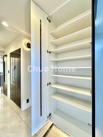 南千住スカイハイツの玄関|【玄関】玄関には大型のシューズクローゼットを設置しておりますのでいつでもスッキリりとした空間を保てます。玄関周りを清潔に使うのはとても大事なことですよね。