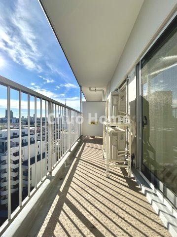 南千住スカイハイツのバルコニー|【バルコニー】幅もあって、奥行きもあるゆとりのバルコニー。洗濯物を干したり乾かしたりだけでなく、ただ出てみるだけでも気持ちいいですよ。