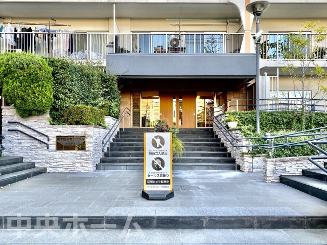 南千住スカイハイツのエントランス|【エントランス】マンションのエントランスは、その物件の印象を決める、顔とも言える場所です。毎日通る場所ですからきれいなのが一番です。エントランス内はオートロックですので暮らしの安全も確保されています。