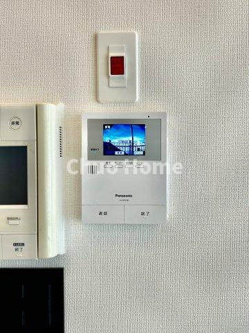 南千住スカイハイツのセキュリティ|【モニターホン】誰が来たかすぐにわかるカラーモニター付きインターホン。通話ボタンを押すまでは室内の音は漏れていませんので相手を確かめてから応対できます。