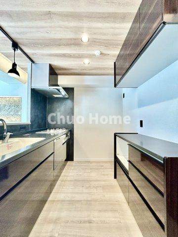 南千住スカイハイツのキッチン|ワイドで収納豊富なシステムキッチン