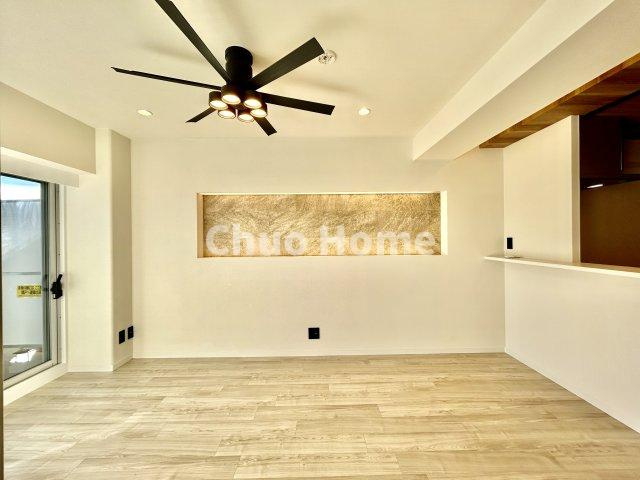 南千住スカイハイツのキッチン|視界に広がりを生むオープンなキッチン。料理や片付けをしながら、家族との会話を楽しんだり、リビングで遊ぶ子どもを見守れます。ご見学時には家具の配置などもイメージしながらぜひご覧になって見て下さい。