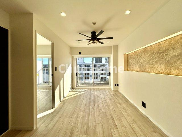 南千住スカイハイツの居間・リビング|【リビングダイニング】一日の中で多くの時間を過すことになるリビングダイニングだからこそ、いつも穏やかな空間であることが必然。爽やかな通風と採光を存分に感じる事が出来る空間です。